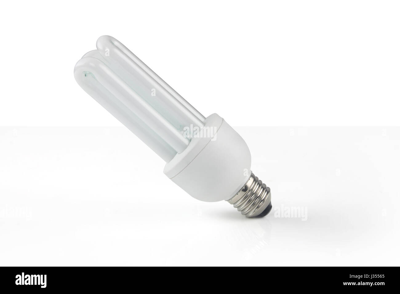 Ampoule à économie d'énergie sur fond blanc Banque D'Images