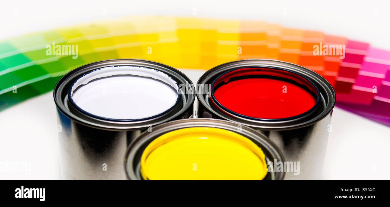 peignez des échantillons de couleur dans des boîtes de peinture blanches, rouges, jaunes et blanches Banque D'Images