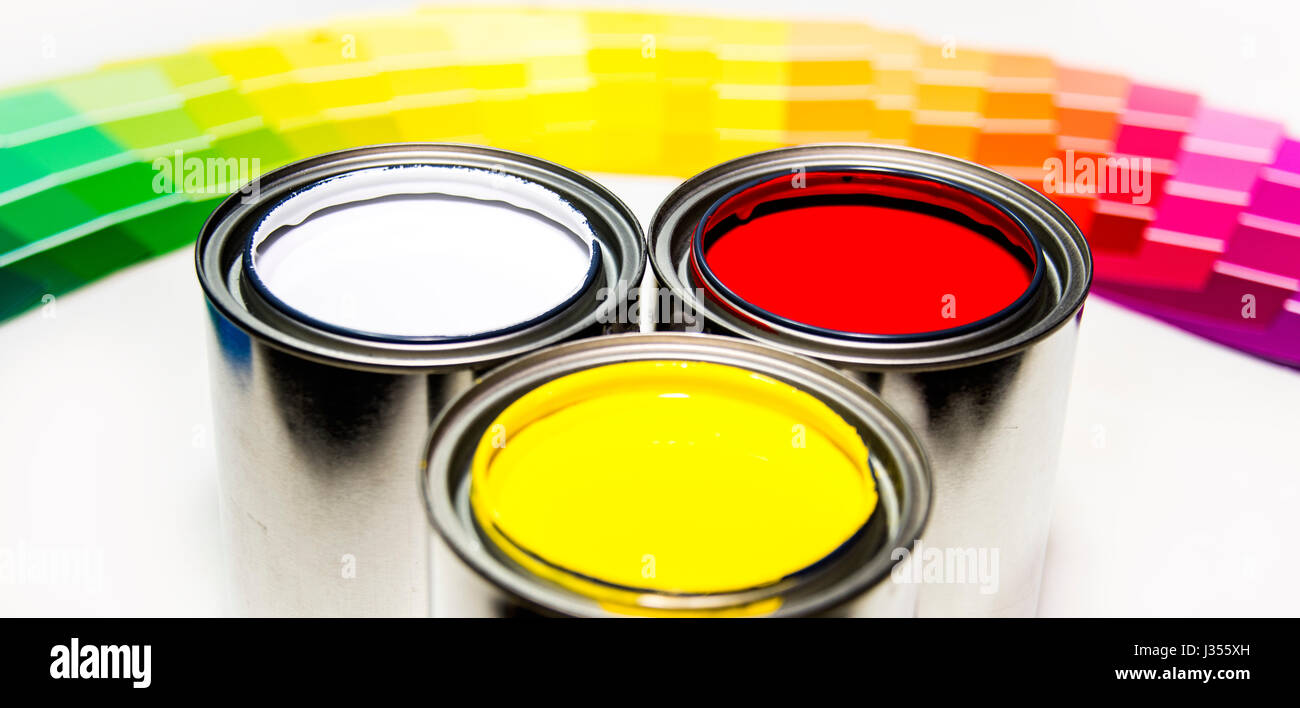 Trois boîtes de peinture et des échantillons de couleur de peinture, des boîtes de peinture colorées Banque D'Images