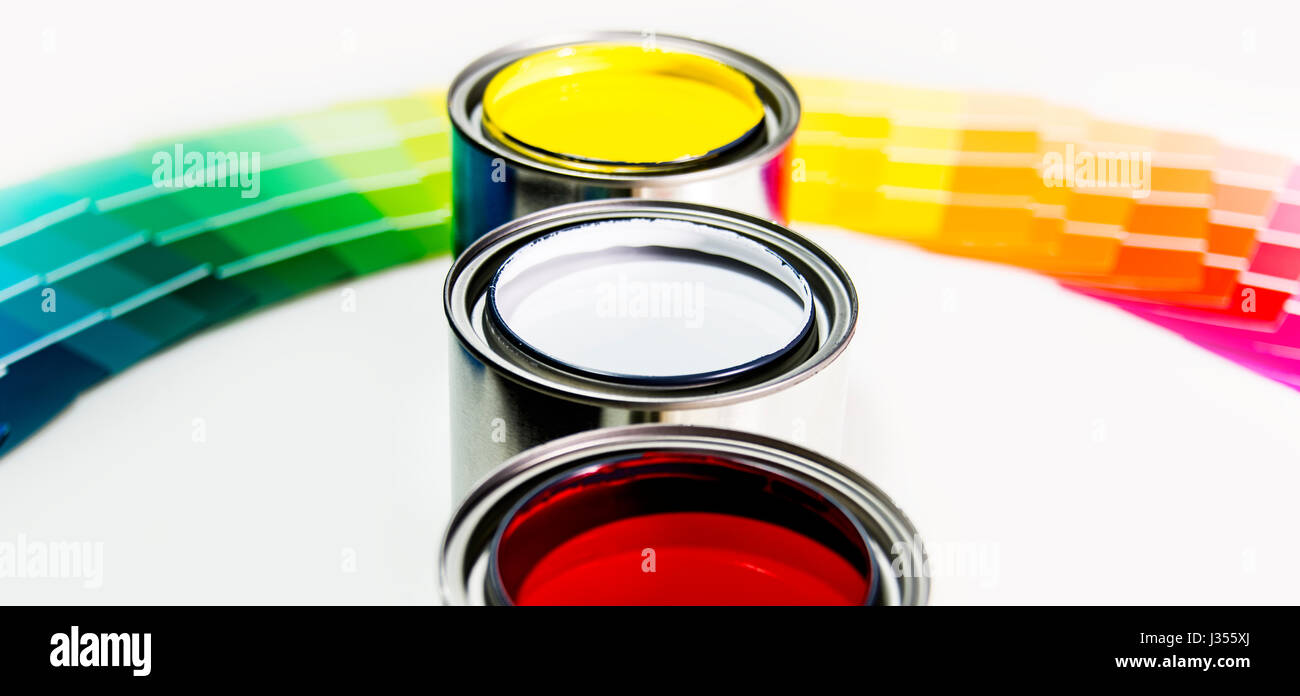 Trois boîtes de peinture et des échantillons de couleur de peinture sur fond blanc, boîtes de peinture colorées Banque D'Images