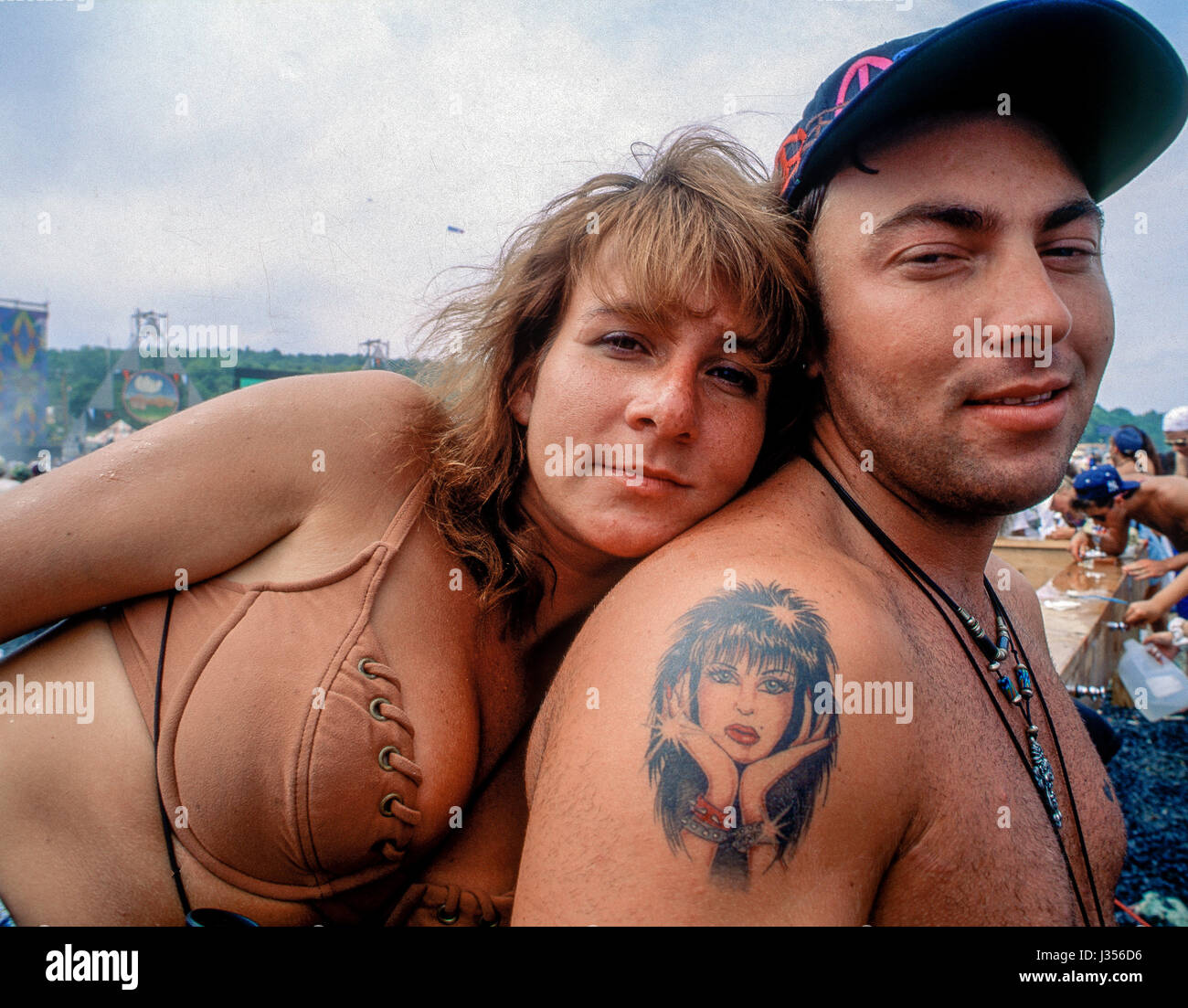 Couple à la 25e anniversaire de la Woodstock music festival à Winston de fermes dans la région de Saugerties, New York, 12 août 1994. Photo par Mark Reinstein Banque D'Images