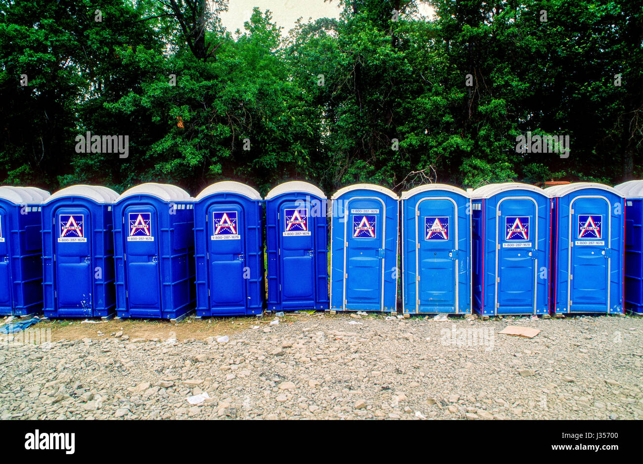 Des pots portables alignés pour utilisation à la Woodstock Music Festival à Saugerties, New York, 12 août 1994. Photo par Mark Reinstein Banque D'Images