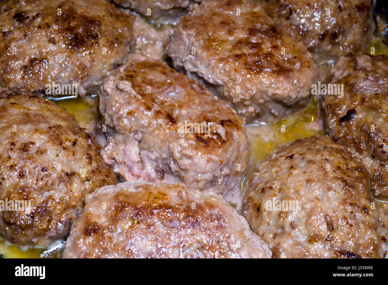 Escalope de viande délicieux populaires de viande de boeuf aux épices, cuit sur la cuisine ukrainienne d'ordonnance, frits dans l'huile jusqu'à cuisson complète. Il est très nourrissant Banque D'Images