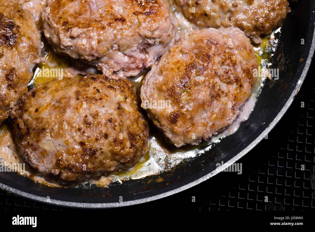 Délicieux de la viande de boeuf populaires escalope de viande avec des épices, cuits sur prescription de la cuisine ukrainienne, frits dans l'huile jusqu'à cuisson complète. Il est très nourrissant Banque D'Images