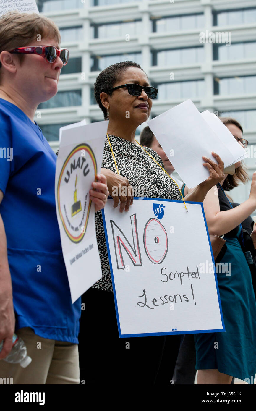 Avril 21, 2017, Washington, DC, USA : Les membres de l'AFT (American Federation of Teachers) manifestation en soutien de l'éducation publique et contre les écoles de pont Banque D'Images