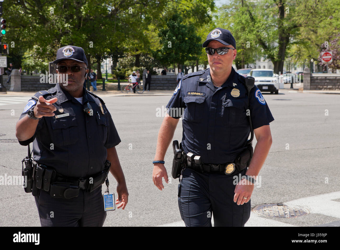 Capitole policiers discuter d'un cas - Washington, DC USA Banque D'Images