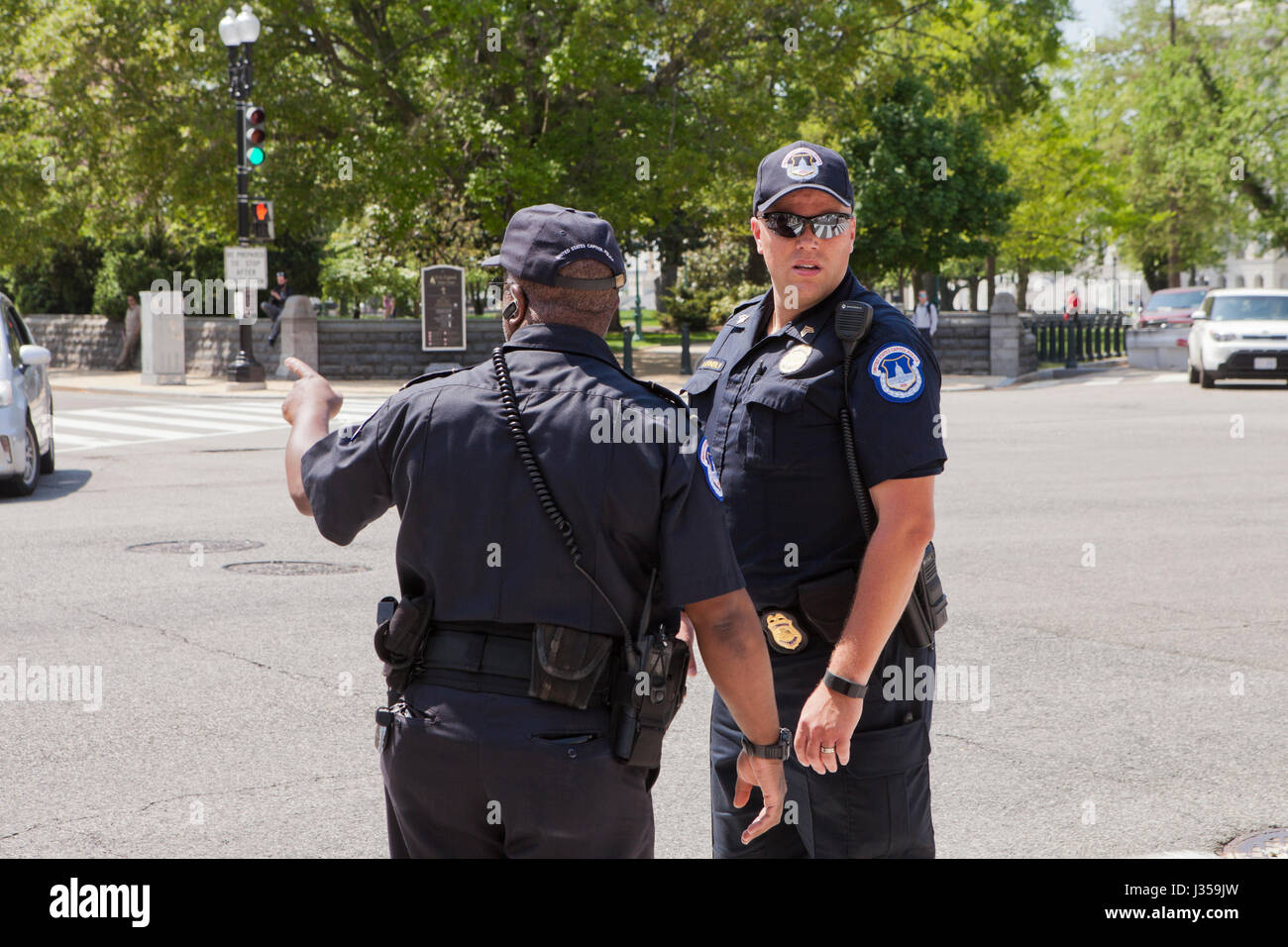Capitole policiers discuter d'un cas - Washington, DC USA Banque D'Images
