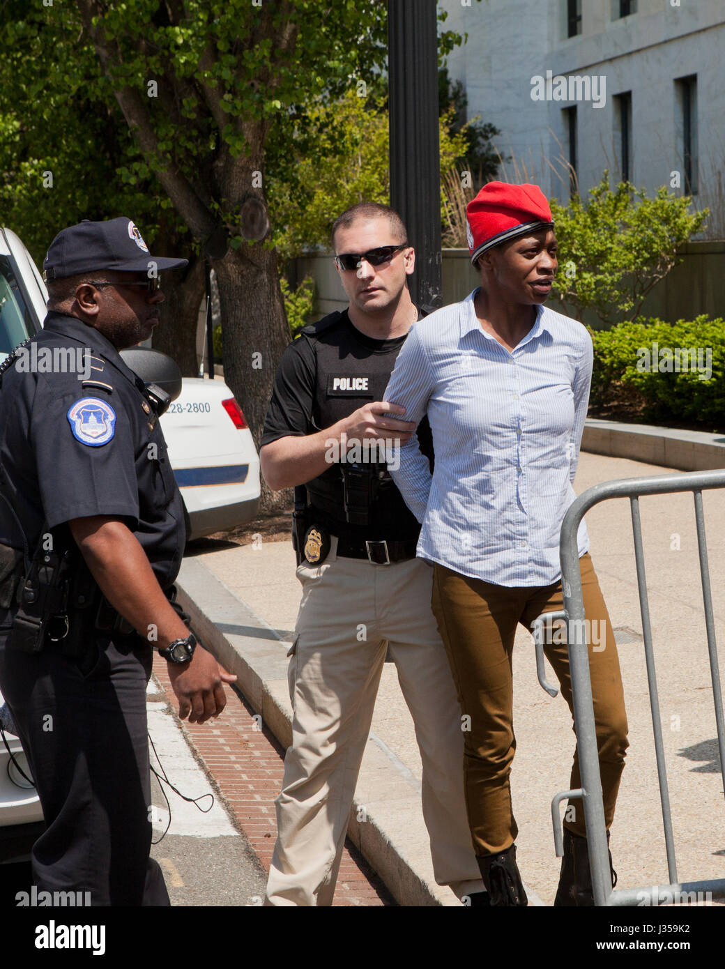 Femme arrêté et menotté par la police US Capitol - Washington, DC USA Banque D'Images