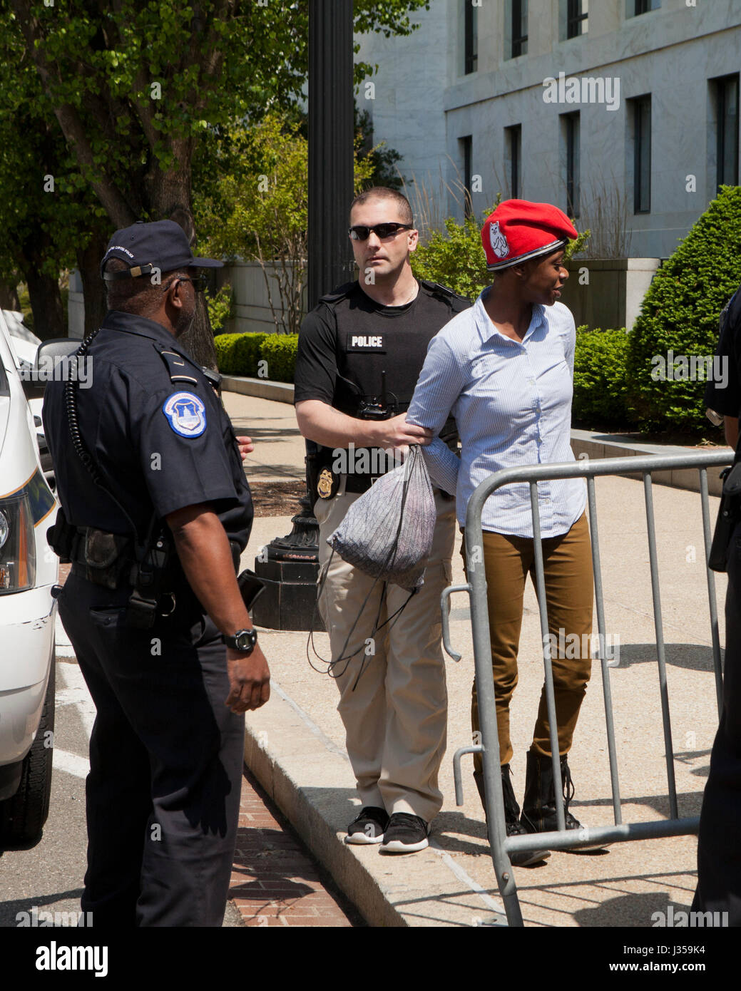 Femme arrêté et menotté par la police US Capitol - Washington, DC USA Banque D'Images