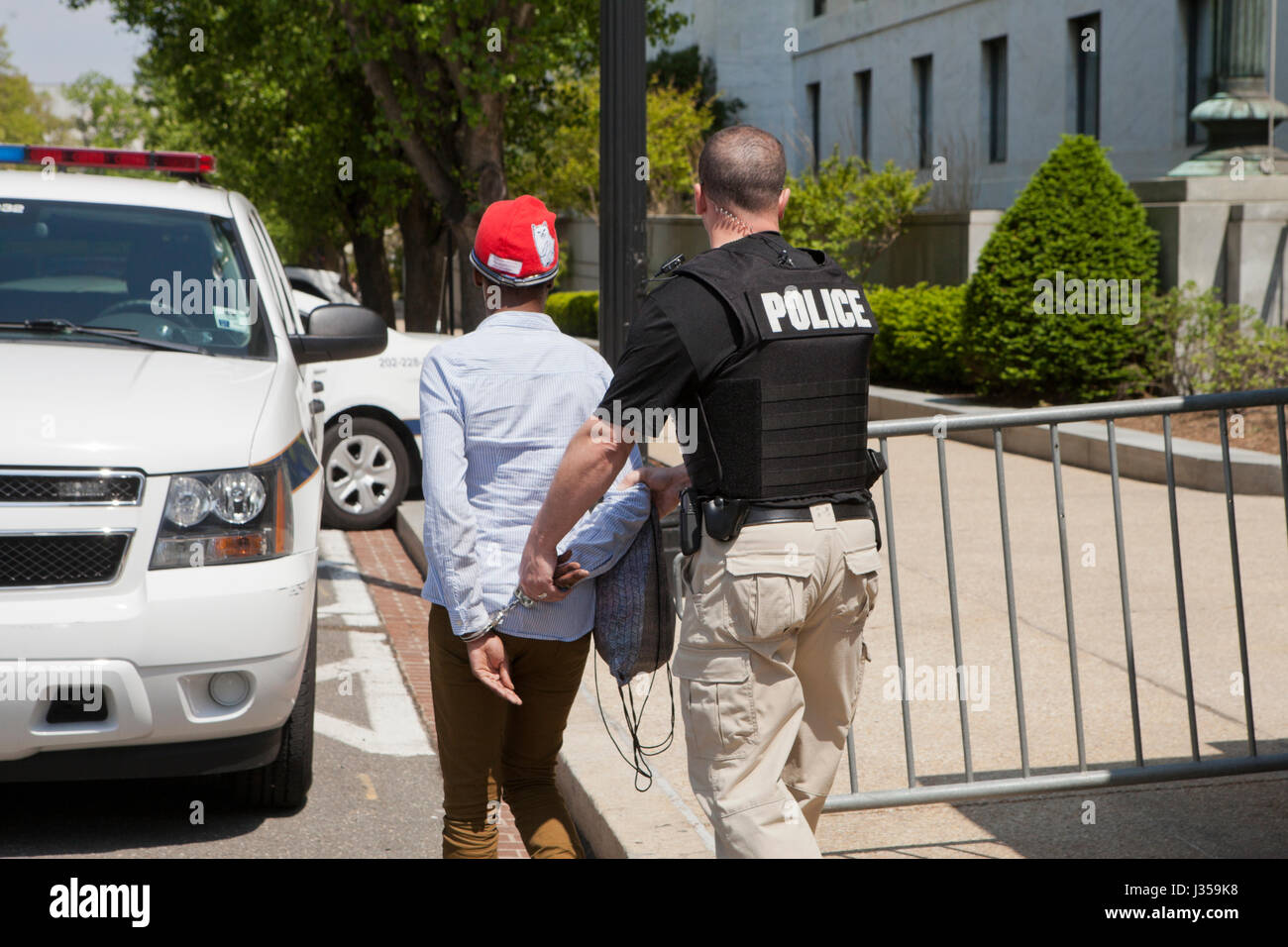Femme menotté et arrêté par la police US Capitol - Washington, DC USA Banque D'Images