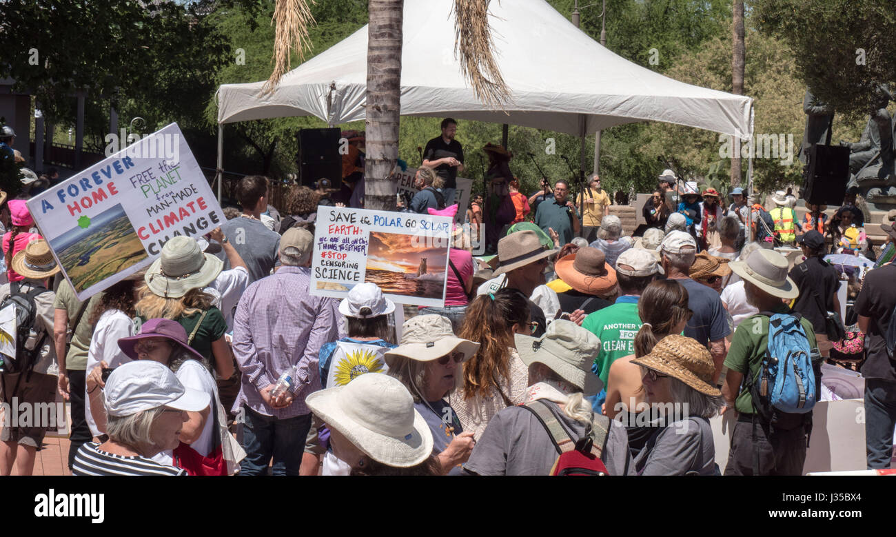 Comté de Pima Superviseur Richard Elias parle du peuple à mars climat en Amérique, Tucson, Arizona, USA. Banque D'Images