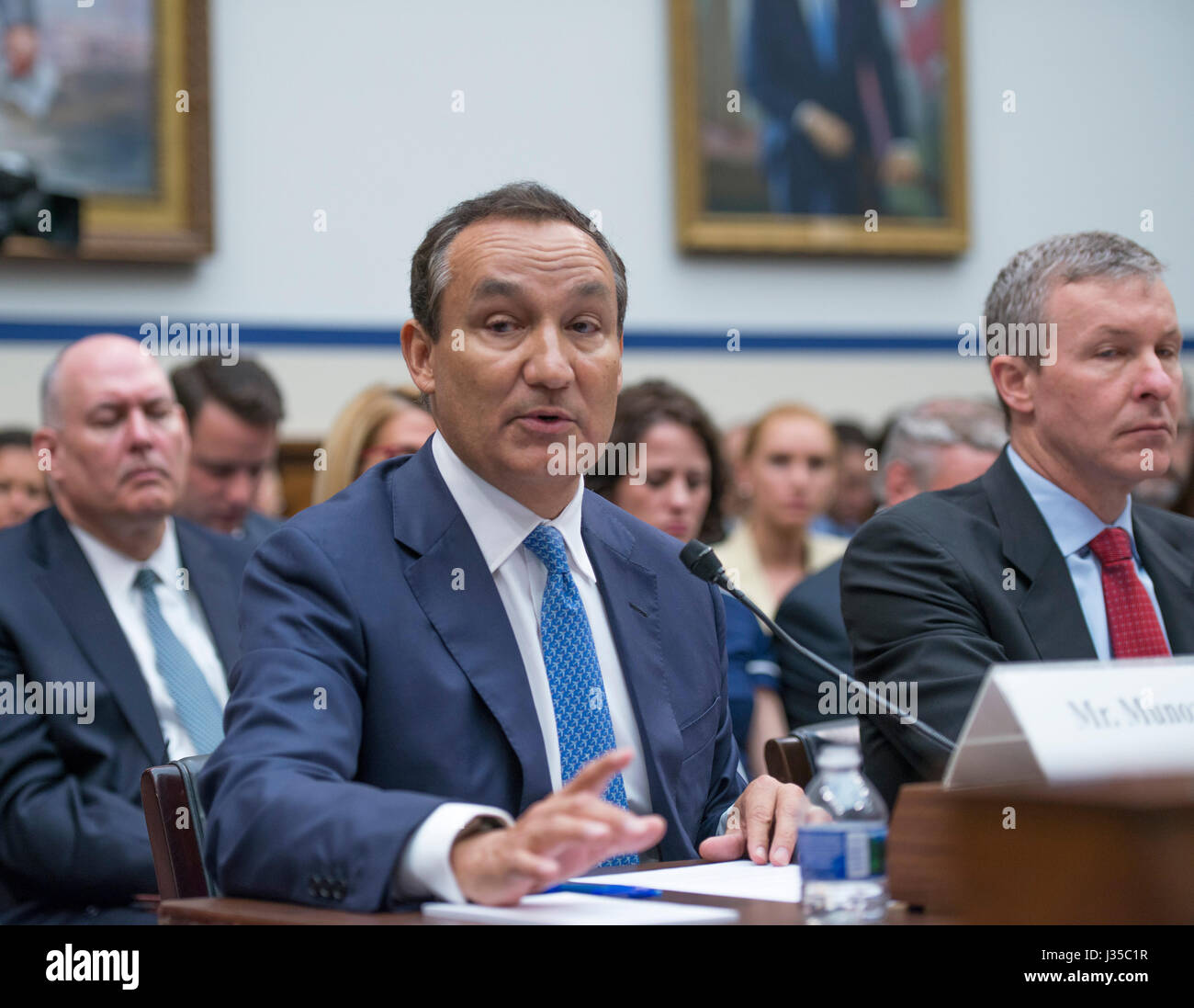 Washington DC, USA. 2 mai, 2017. Oscar Munoz, Directeur général de United Airlines témoigne sur la colline du Capitole pour la surveillance aérienne américaine de 'Customer Service' audience. Photo par Patsy Lynch/MediaPunch/Alamy Live News Banque D'Images