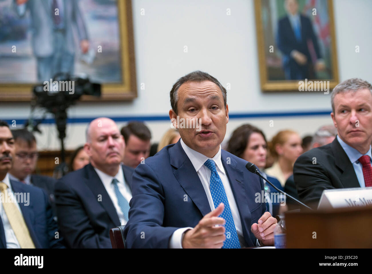 Washington DC, USA. 2 mai, 2017. Oscar Munoz, Directeur général de United Airlines témoigne sur la colline du Capitole pour la surveillance aérienne américaine de 'Customer Service' audience. Photo par Patsy Lynch/MediaPunch/Alamy Live News Banque D'Images