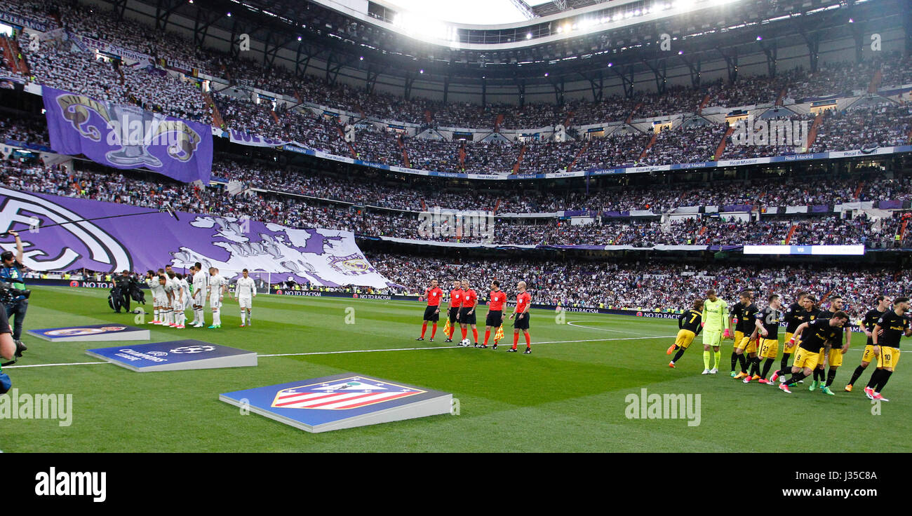 Madrid, Espagne. 09Th Mai, 2017. La lecture de la bannière ME DIRE QUI SE SENT avoir perdu un autre groupe de l'équipe final.Liune jusqu'à l'UEFA entre le Real Madrid vs Atletico de Madrid au Santiago Bernabeu à Madrid, Espagne, le 2 mai 2017 . Gtres más información : crédit en ligne Comuniación,S.L./Alamy Live News Banque D'Images
