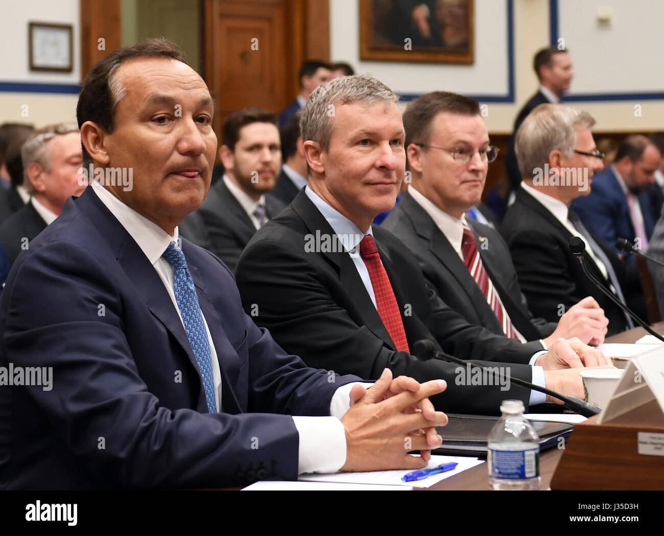 Washington, USA. 2 mai, 2017. United chef Oscar Munoz (1re L) témoigne devant le Comité des transports et de l'infrastructure de la Chambre sur le service clientèle politiques sur la colline du Capitole à Washington, DC, États-Unis, le 2 mai 2017. Les grandes compagnies aériennes américaines ont été d'une piscine à grillé audition sur la colline du Capitole, le mardi, en tant que législateurs étaient urgents pour une meilleure protection de l'aviation et de service clients après un passager avait été violemment sorti de l'un vol United le mois dernier. Credit : Yin Bogu/Xinhua/Alamy Live News Banque D'Images