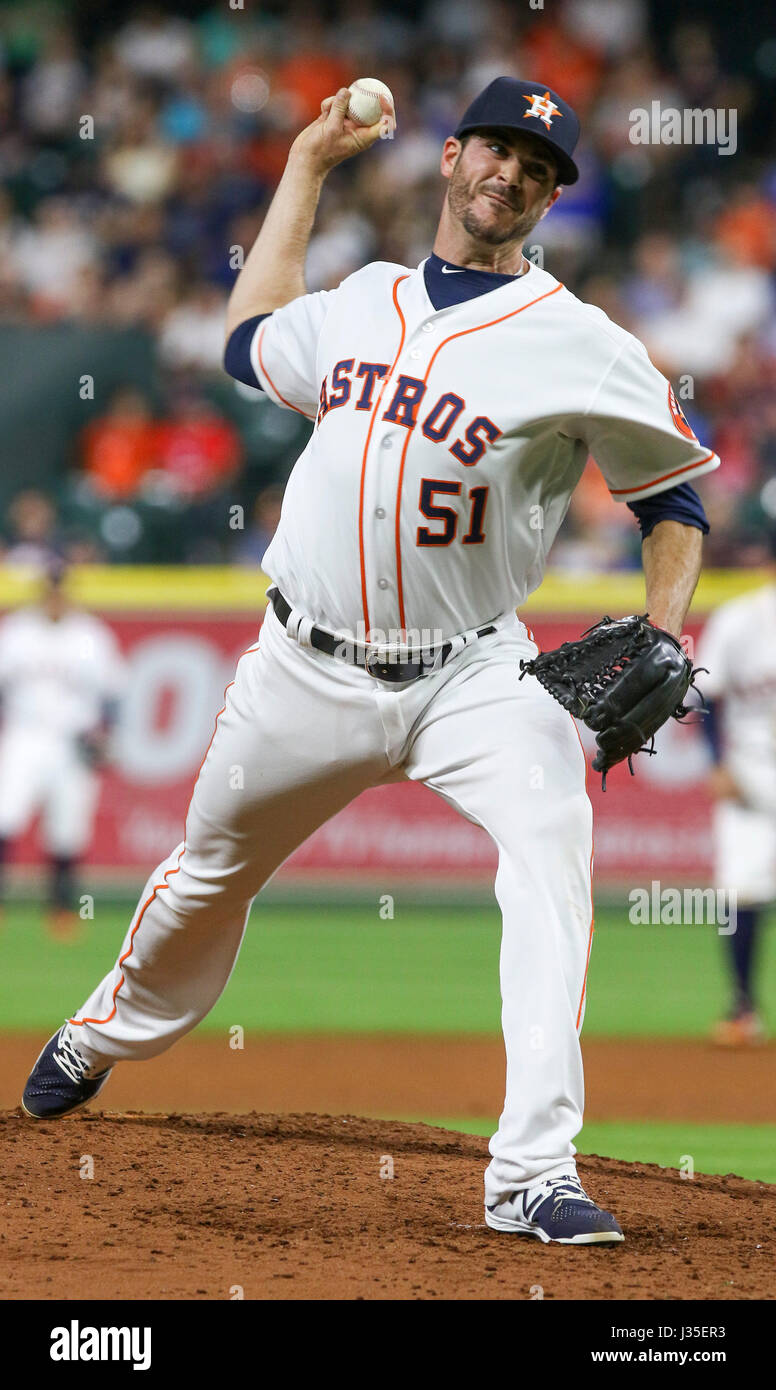 Houston, TX, USA. 2 mai, 2017. Astros de Houston lanceur droitier James Hoyt (51) lance un lancer au cours du jeu MLB entre les Rangers du Texas et les Astros de Houston au Minute Maid Park de Houston, TX. John Glaser/CSM/Alamy Live News Banque D'Images