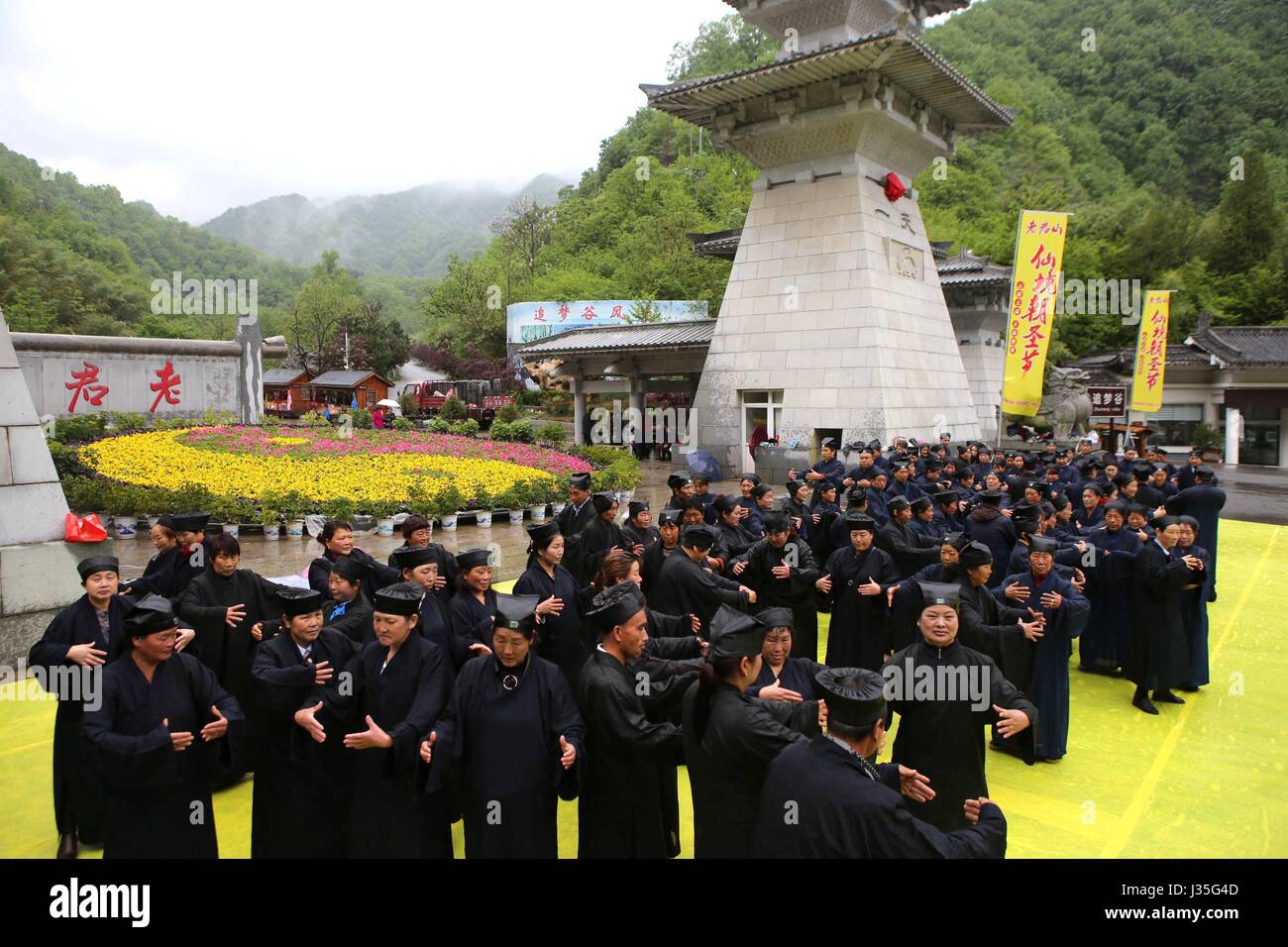 Wang Zhongju, Chine. 3 mai, 2017. Plus de 100 prêtres taoïstes et les croyants se rassemblent sous la gigantesque statue en bronze de Laozi dans Luoyang, province du Henan en Chine centrale, formant un modèle de diagramme de Bagua à l'appui de Chi de Tai. Crédit : SIPA Asie/ZUMA/Alamy Fil Live News Banque D'Images