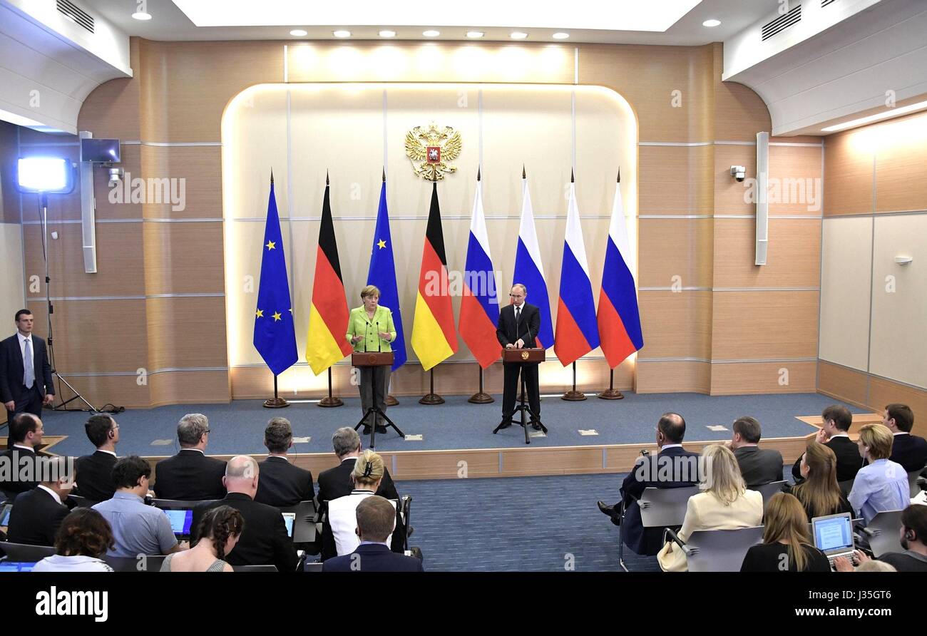 Le président russe Vladimir Poutine et la Chancelière allemande, Angela Merkel, tenir une conférence de presse conjointe à la suite de discussions bilatérales à la résidence de la mer Noire le 2 mai 2017, à Sotchi, en Russie. Merkel est dans la station balnéaire russe pour discuter des conflits en Syrie et l'Ukraine. Banque D'Images