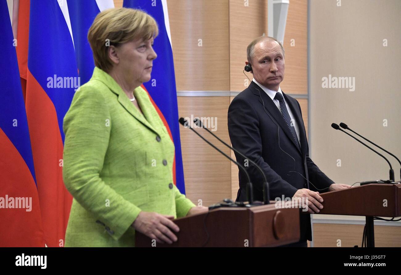 Le président russe Vladimir Poutine se tourne vers la chancelière allemande Angela Merkel lors d'une conférence de presse conjointe à la suite de discussions bilatérales à la résidence de la mer Noire le 2 mai 2017, à Sotchi, en Russie. Merkel est dans la station balnéaire russe pour discuter des conflits en Syrie et l'Ukraine. Banque D'Images