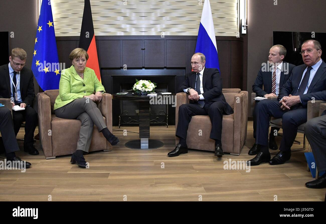 Le président russe Vladimir Poutine est assis avec la Chancelière allemande Angela Merkel avant le début de discussions bilatérales à sa résidence de la mer Noire le 2 mai 2017 à Sotchi, Russie. Merkel est dans la station balnéaire russe pour discuter des conflits en Syrie et l'Ukraine. Banque D'Images