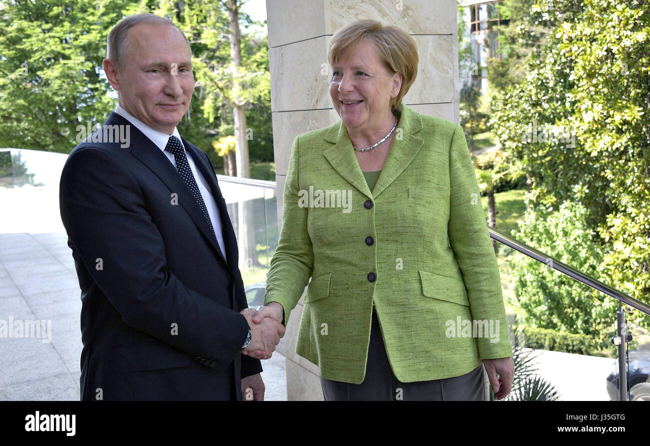 Le président russe Vladimir Poutine se félicite de la Chancelière allemande Angela Merkel pour des entretiens à sa résidence de la mer Noire le 2 mai 2017 à Sotchi, Russie. Merkel est dans la station balnéaire russe pour discuter des conflits en Syrie et l'Ukraine. Banque D'Images