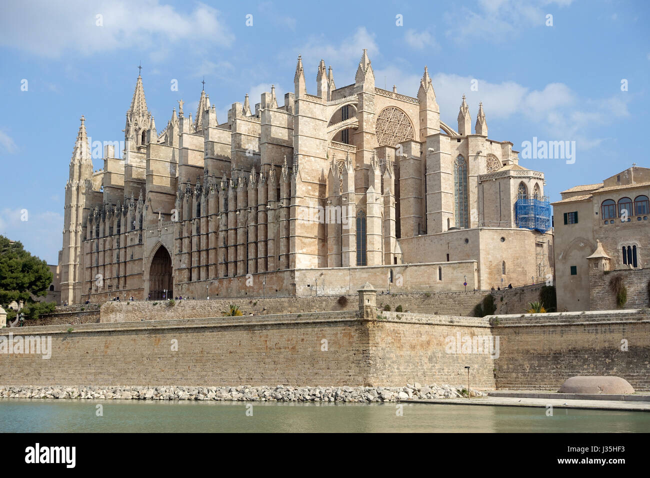 Une vue de la cathédrale Sainte Marie à Palma de Majorque, Espagne, le 6 avril 2017. La cathédrale est le centre administratif de l'évêché de Majorque et est connu familièrement comme "la seu", le terme espagnol pour le "siège de l'évêque". Photo : Alexandra Schuler/dpa Banque D'Images