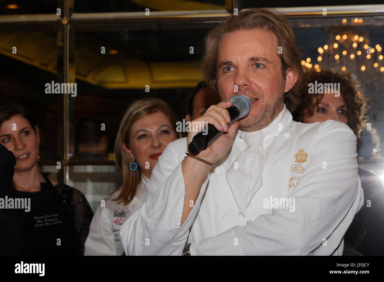 Paris, France. 2 mai, 2017. Nicolas Vente (Ritz Paris - L'espadon) gagnant de la catégorie de l'événement de l'année fréquente soirée de lancement edition 2017 Guide Pudlowski au Four Seasons Hotel George V. Crédit : Bernard Menigault/Alamy Live News Banque D'Images