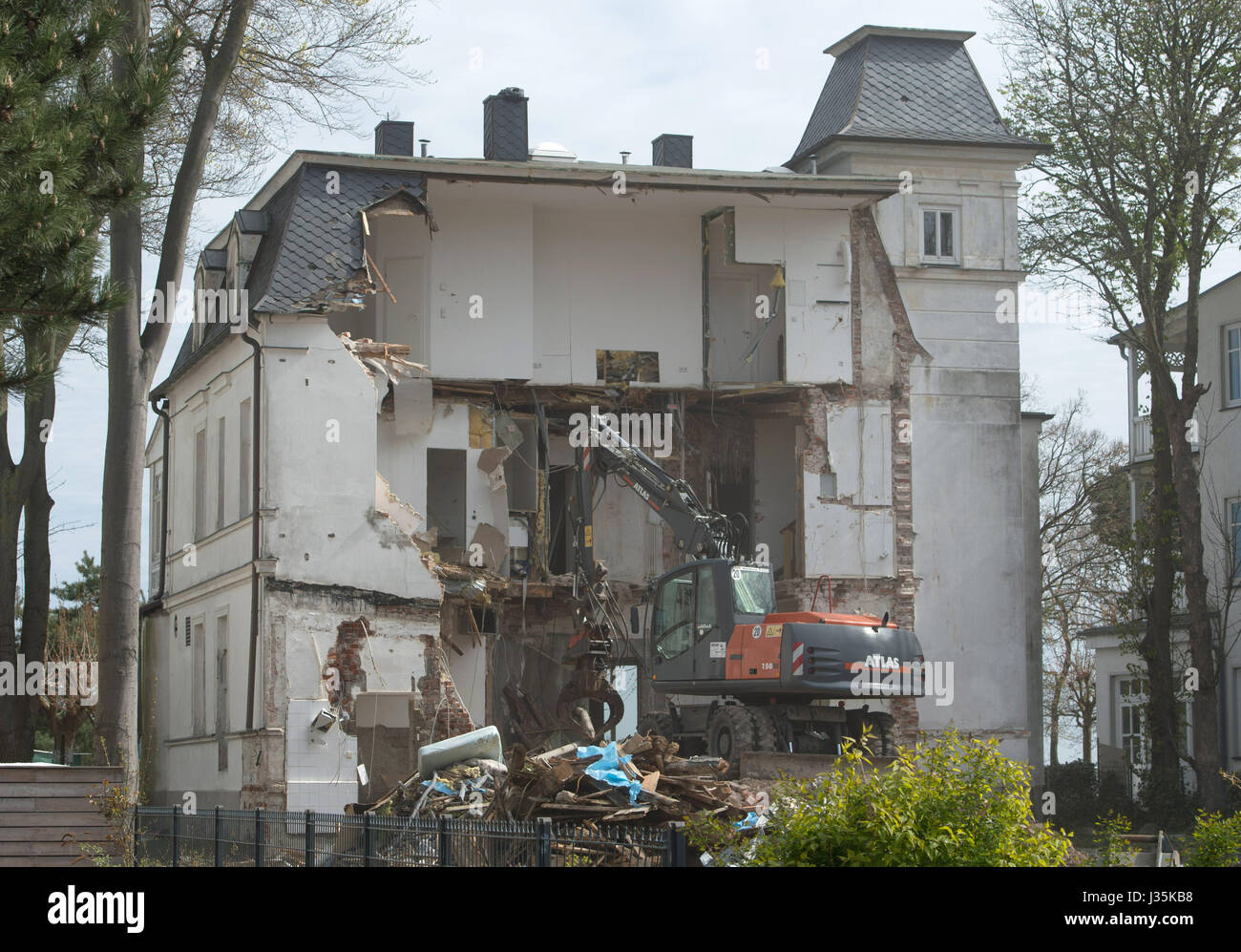 Binz, Allemagne. 3 mai, 2017. Une digger en opération dans la Villa Reinhold au cours des travaux de démolition de Binz, Allemagne, le 3 mai 2017. La villa a été construite au xixe siècle et restauré dans les années 1990. Il était vide pendant des années avant d'être démolis. Le site sera utilisé pour construire de nouvelles maisons. L'île d'Reugen est de voir courir sur les propriétés de vacances et l'augmentation des prix. Photo : Stefan Sauer/dpa-Zentralbild/dpa/Alamy Live News Banque D'Images