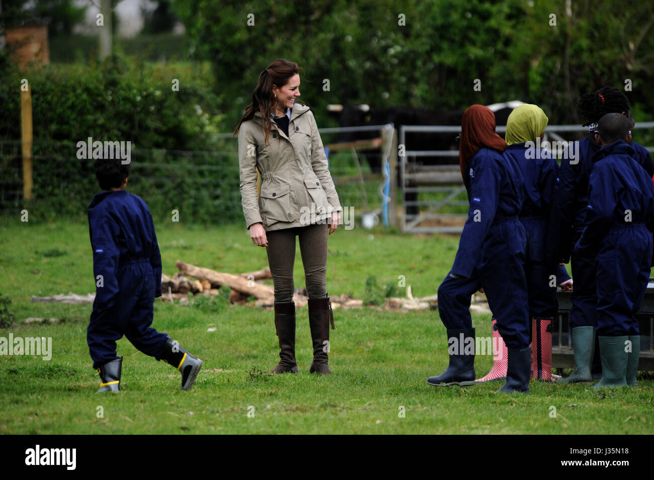 Arlingham, Gloucestershire, Royaume-Uni. 06Th Mai, 2017. La duchesse de Cambridge, lors d'une visite à la ferme pour les enfants de la ville de Wick Cour. La duchesse d'Camdrige, passé du temps avec les élèves de l'école primaire de Vauxhall, Londres, comme elle a visité la ferme. Credit : Gavin Crilly/Alamy Live News Banque D'Images