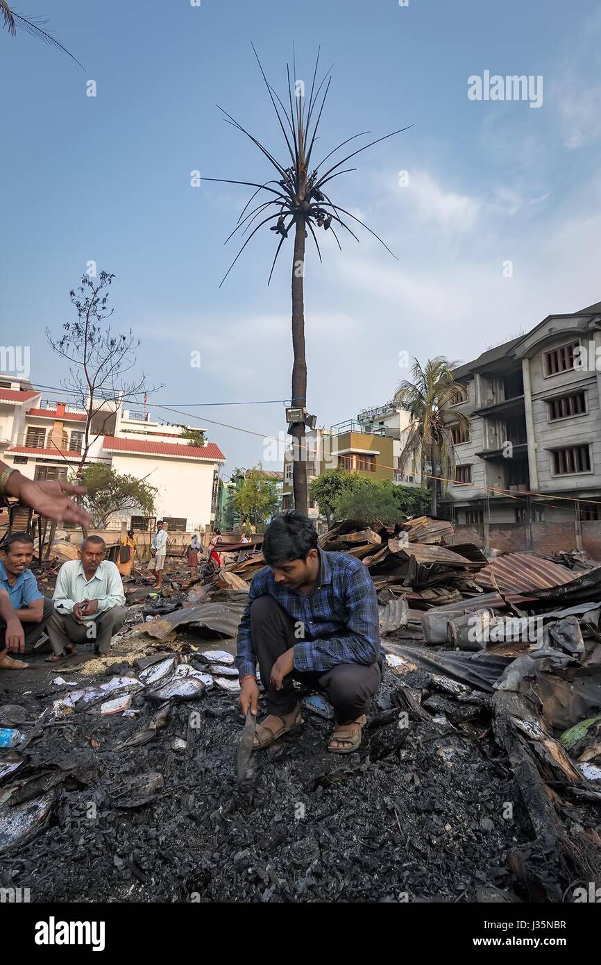 Guwahati, Assam, Inde. 3 mai, 2017. Un garçon cherche des effets personnels dans les cendres de sa maison à Ambari, Guwahati sur Mai 03, 2017. Un grave incendie a éclaté dans la région de Guwahati Ambari hier soir, détruisant environ 30 chansons de rendre autant de familles sans abri. Dans la région de Guwahati sur 03-05-17. Credit : Vikramjit Kakati/ZUMA/Alamy Fil Live News Banque D'Images