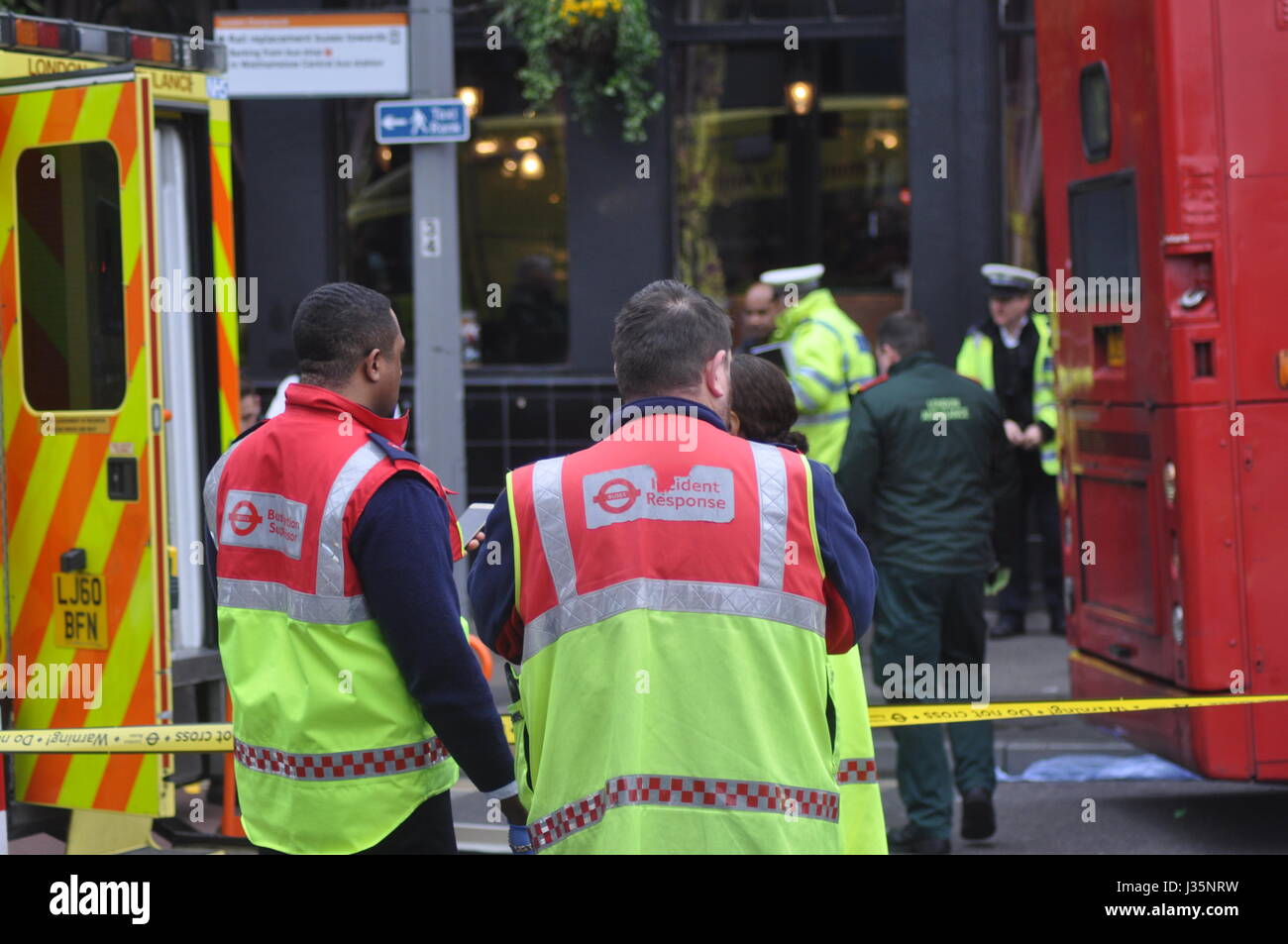 L'homme frappé par bus à Walthamstow Central station est précipité en ambulance. L'accident a eu lieu sur la route Selbourne, Walthamstow autour de 10h00 l'homme a été retrouvé par un membre du personnel de l'Oie pub que l'on croit être environ 30 lourdement de saignement d'une plaie sur sa jambe. Les bus étaient sur le détournement à Walthamstow Central que l'incident a été traité par la police et les ambulanciers et l'homme blessé a été emmené à l'hôpital dans l'Essex, d'être traité pour ses blessures. Banque D'Images