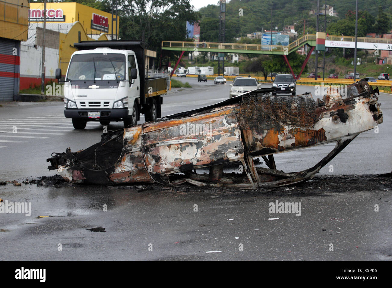 Valencia, Carabobo, Venezuela. 3 mai, 2017. Une voiture est brûlé et abandonné au milieu du secteur de San Blas de Valence, l'État de Carabobo. Photo : Juan Carlos Hernandez Crédit : Juan Carlos Hernandez/ZUMA/Alamy Fil Live News Banque D'Images