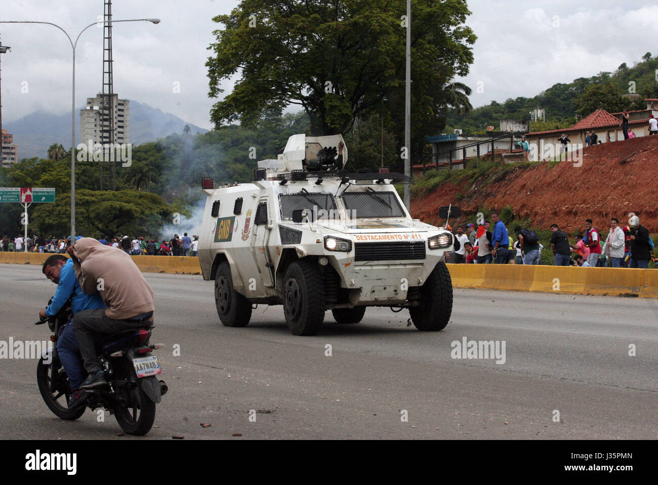 Valencia, Carabobo, Venezuela. 3 mai, 2017. Una tanqueta de la Guardia Nacional réamorcer una marcha con gas, lagrimogenol en el sector San Blas de Valencia, estado Carabobo. Photo : Juan Carlos Hernandez Crédit : Juan Carlos Hernandez/ZUMA/Alamy Fil Live News Banque D'Images