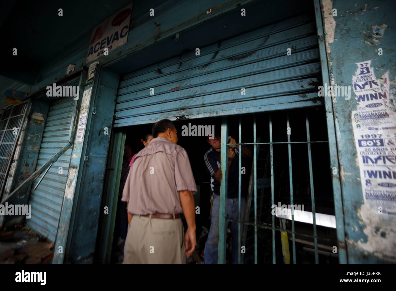 Naguanagua, Carabobo, Venezuela. 3 mai, 2017. 19 boutiques ont été licenciés hier par des groupes anti-vandale qui a eu sur les rues et les portes à ingredsar et ramassez toutes les marchandises des entreprises de produits alimentaires, des médicaments, des magasins de matériel, entre autres, dans la ville de Naguanagua, l'État de Carabobo. Photo : Juan Carlos Hernandez Crédit : Juan Carlos Hernandez/ZUMA/Alamy Fil Live News Banque D'Images