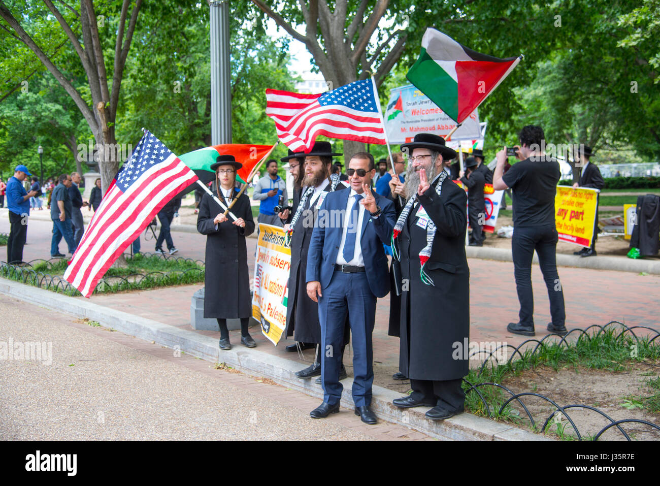 Washington, USA. 06Th Mai, 2017. Washington DC, le 3 mai 2017, USA : un agent de sécurité palestinien pose avec un groupe de rabbins qui s'opposent à l'état d'Isael sionisme et près de la Maison Blanche. Trump président était en réunion avec le président de l'Autorité palestinienne, Mahmound Abbas à la Maison Blanche. Credit : Patsy Lynch/Alamy Live News Banque D'Images