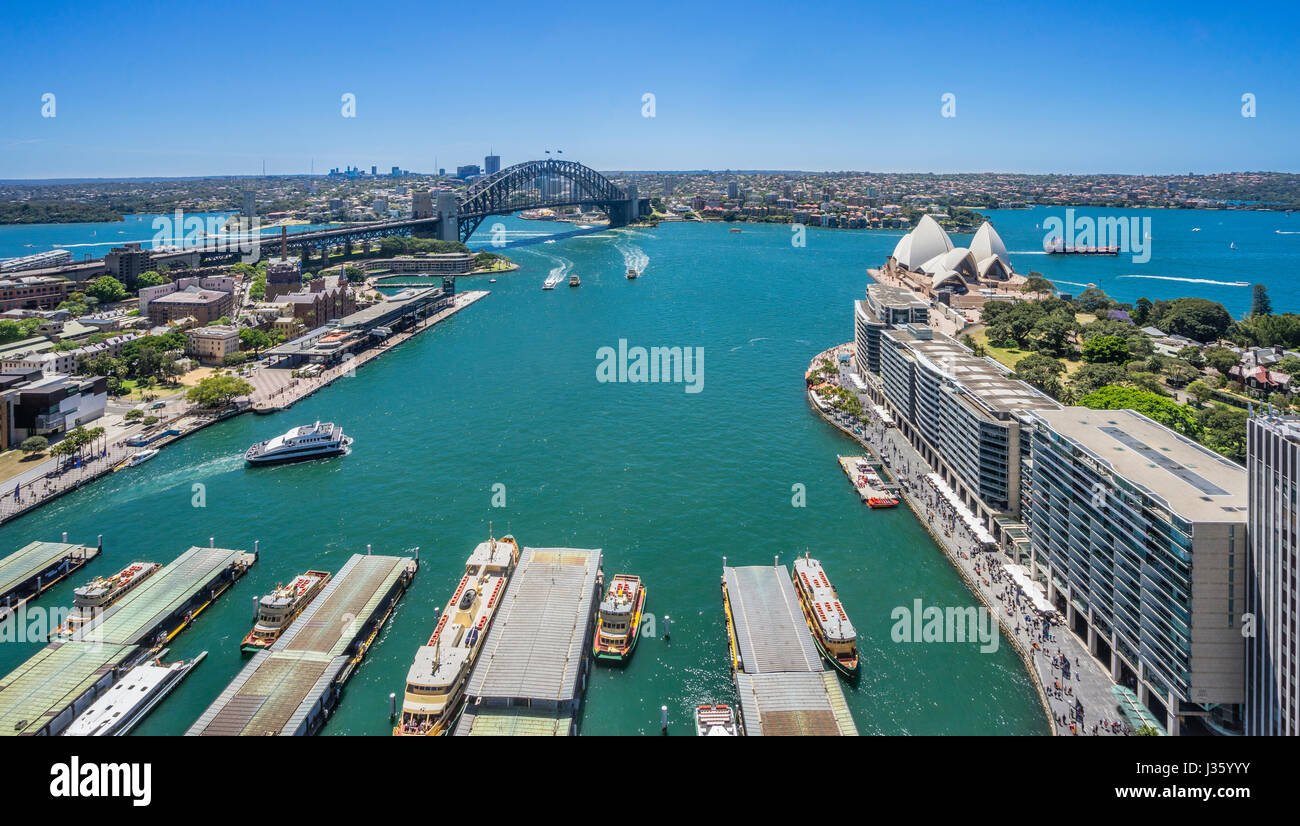 L'Australie, New South Wales, Sydney, vue de Sydney Cove à Circular Quay, les rochers, le Harbour Bridge et l'Opéra Banque D'Images