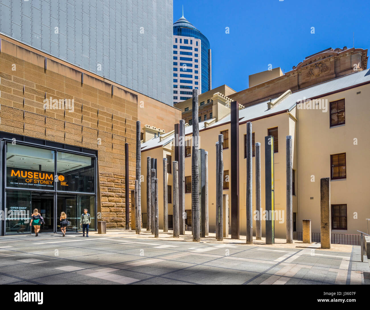 L'Australie, New South Wales, Sydney, parvis de la Musée de Sydney, un musée moderne construit sur et autour de la demeure du premier gouvernement de l'Autriche Banque D'Images
