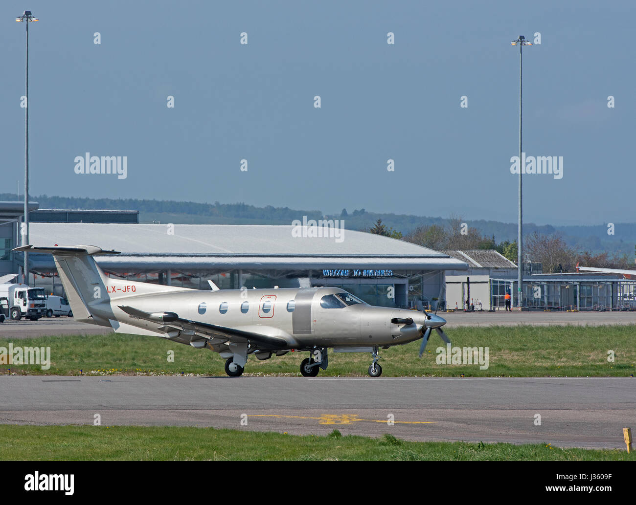 Al Luxumberg inscrit Pilatus PC-12 de l'alignement sur la piste 05 avant le départ de l'aéroport de Inverness Dalcross dans les Highlands écossais. Banque D'Images