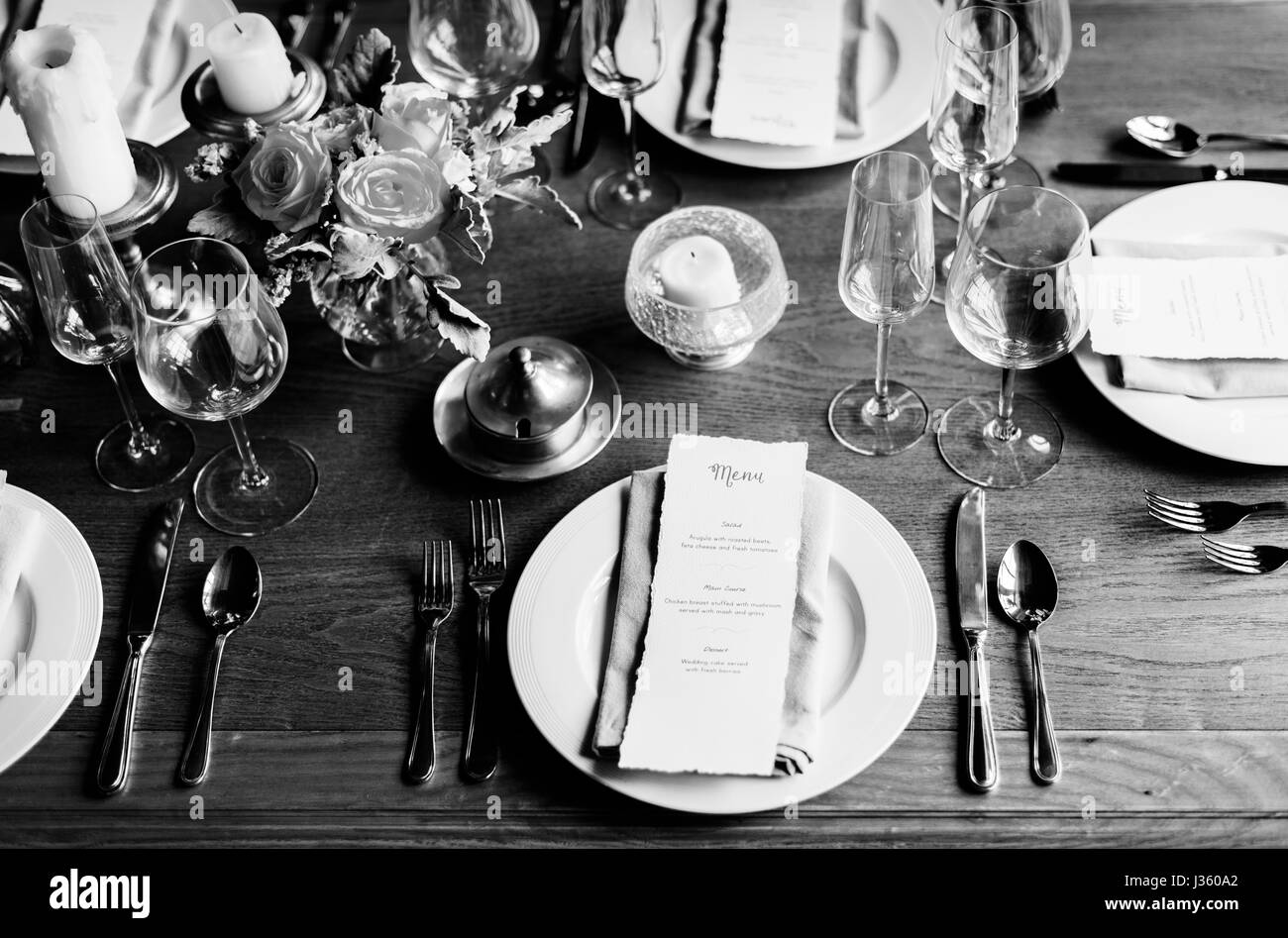 Élégant restaurant Service de table pour la réception avec carte de menu Banque D'Images