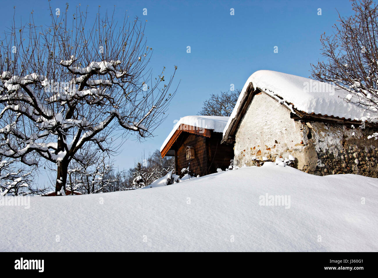 Vieille cabane de pierres couvertes de neige, Chiemgau Haute-bavière Allemagne Europe Banque D'Images
