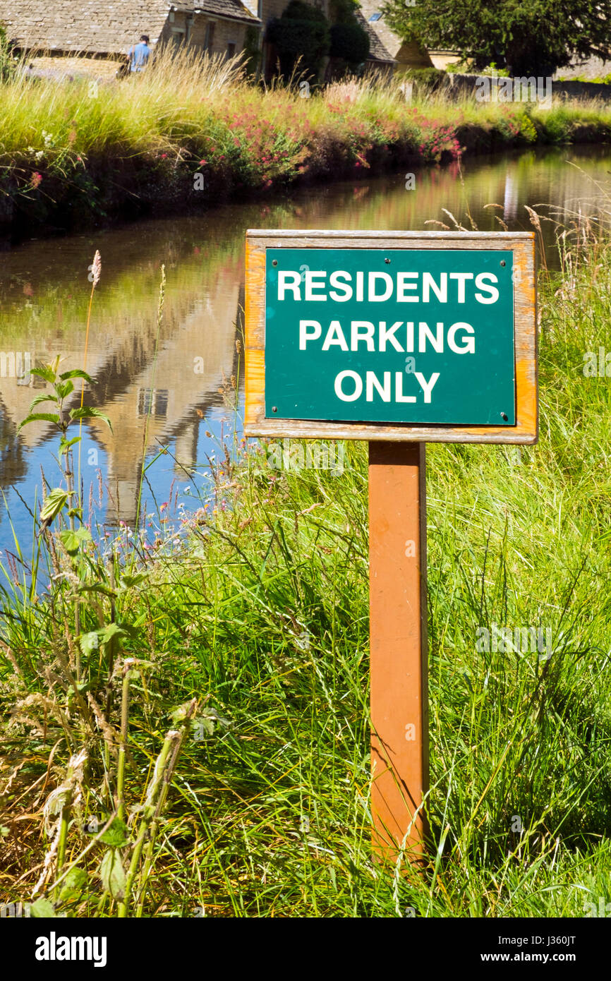 Inscription pour les résidents du Parking à Lower Slaughter village, Gloucestershire, Royaume-Uni Banque D'Images