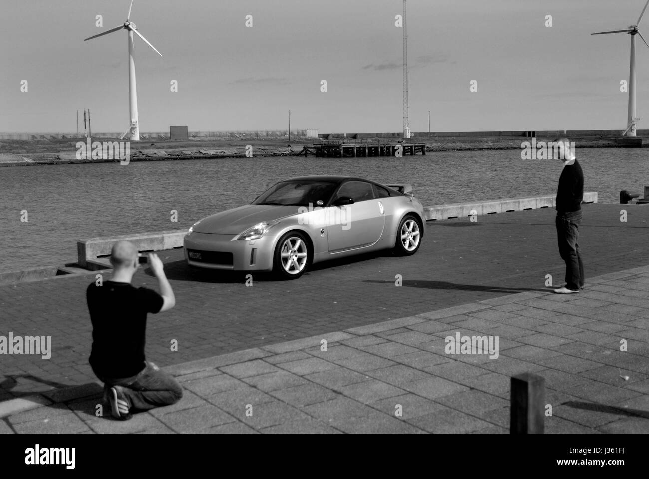 Posant avec une voiture de sport, Blyth Harbour Banque D'Images