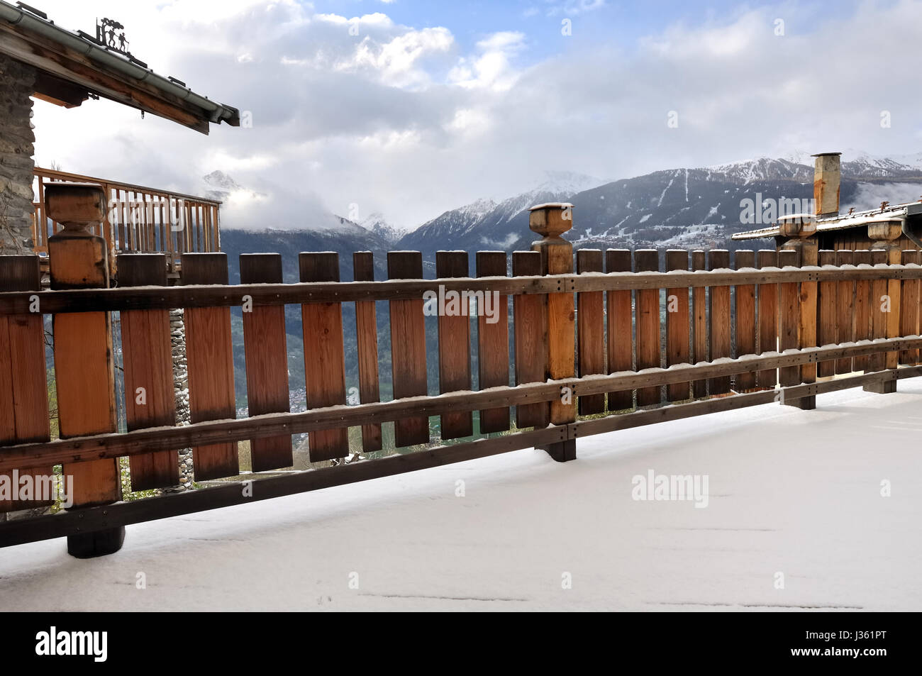 Balustrade de bois d'une terrasse avec de la neige - gîte en Savoie - France Banque D'Images