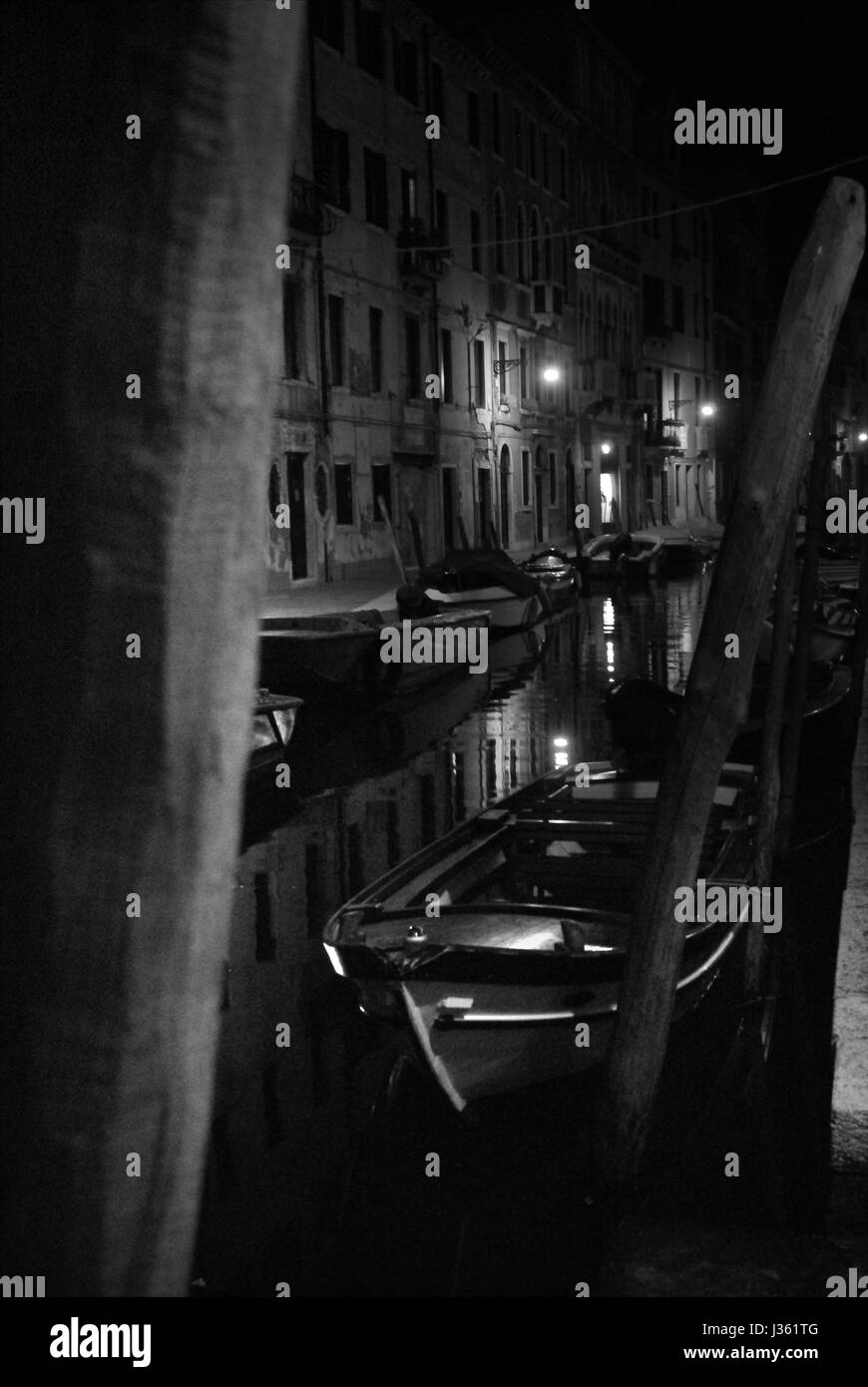 Bateaux sur la nuit Canal, Venice Banque D'Images