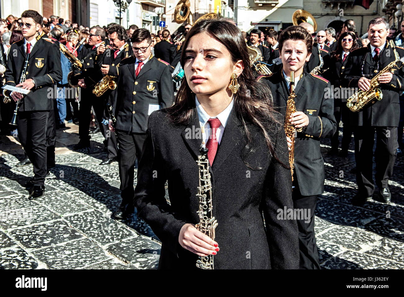 Le groupe jouant la dure encore de thème que les femmes en noir chanter devant eux, pendant la procession de Desolata, dans village de Canosa di Puglia, Italie Banque D'Images