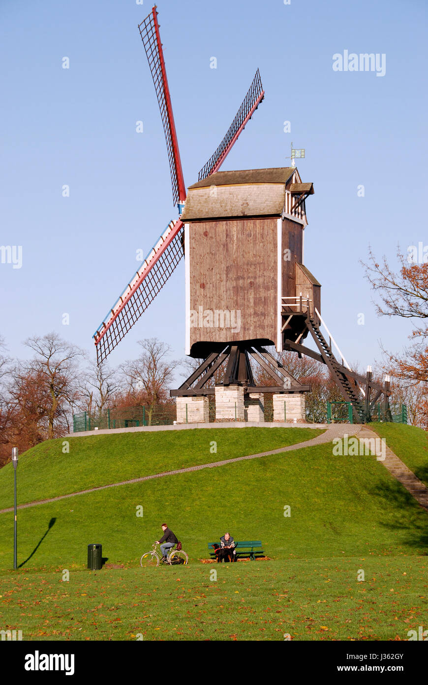 Le Sint-Janhuismolen - Moulin par le canal de Bruges, Belgique Banque D'Images