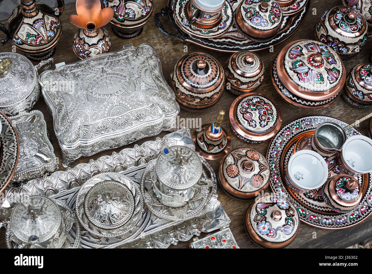 Des cafetières en cuivre artisanal traditionnel dans les magasins de souvenirs à Sarajevo. La Bosnie-et-Herzégovine. Banque D'Images