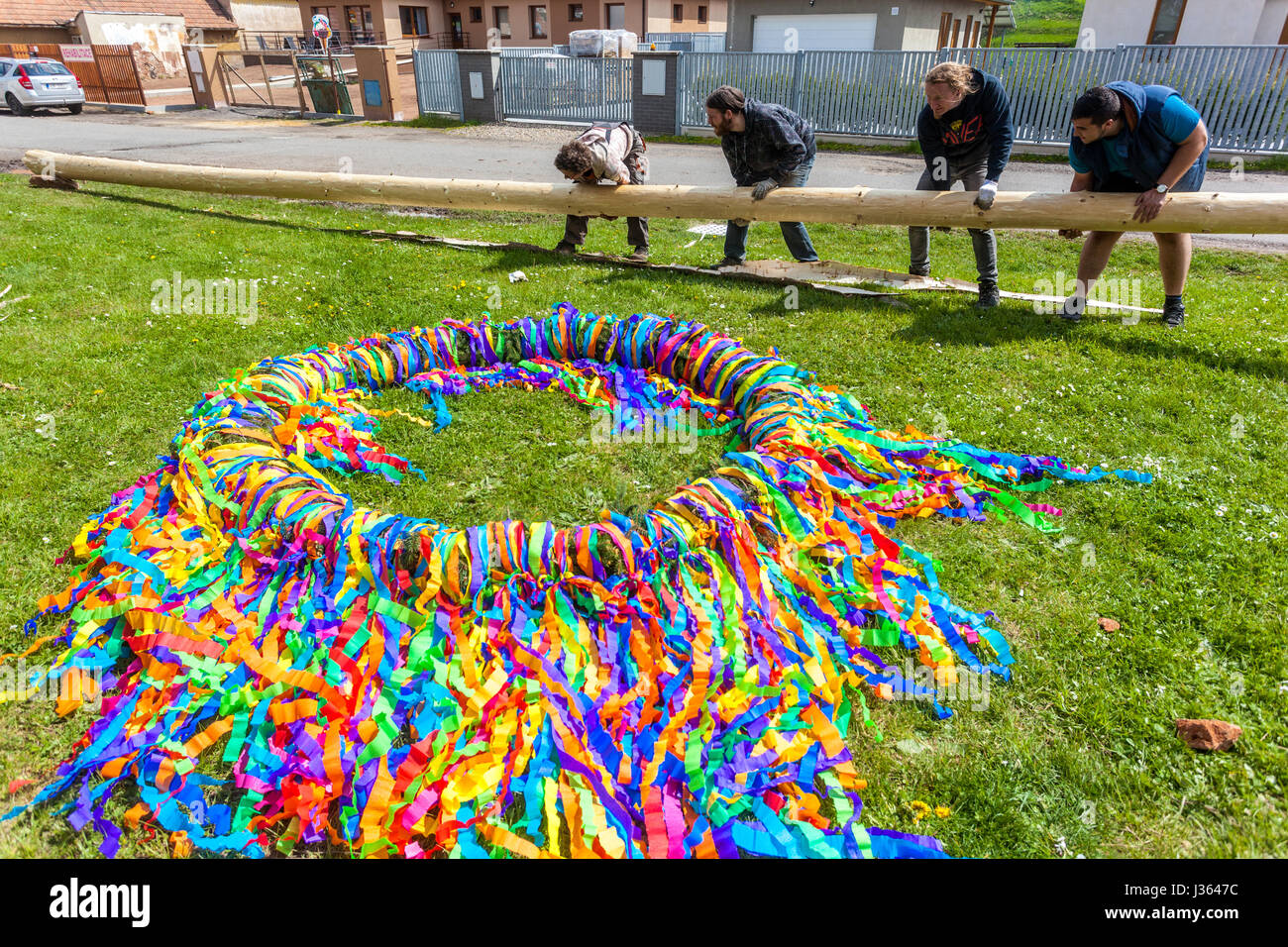 Hommes rituels européens préparation et construction de rubans Maypole coutumes traditionnelles dans les petites villes villages, Bohême, République tchèque, Europe Banque D'Images