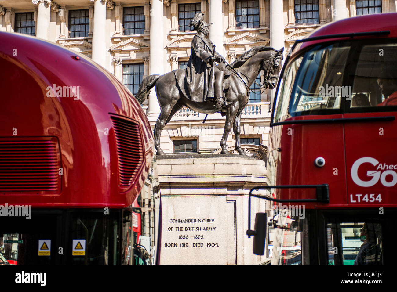 Whitehall stsute entre deux bus routemaster de Londres. Banque D'Images