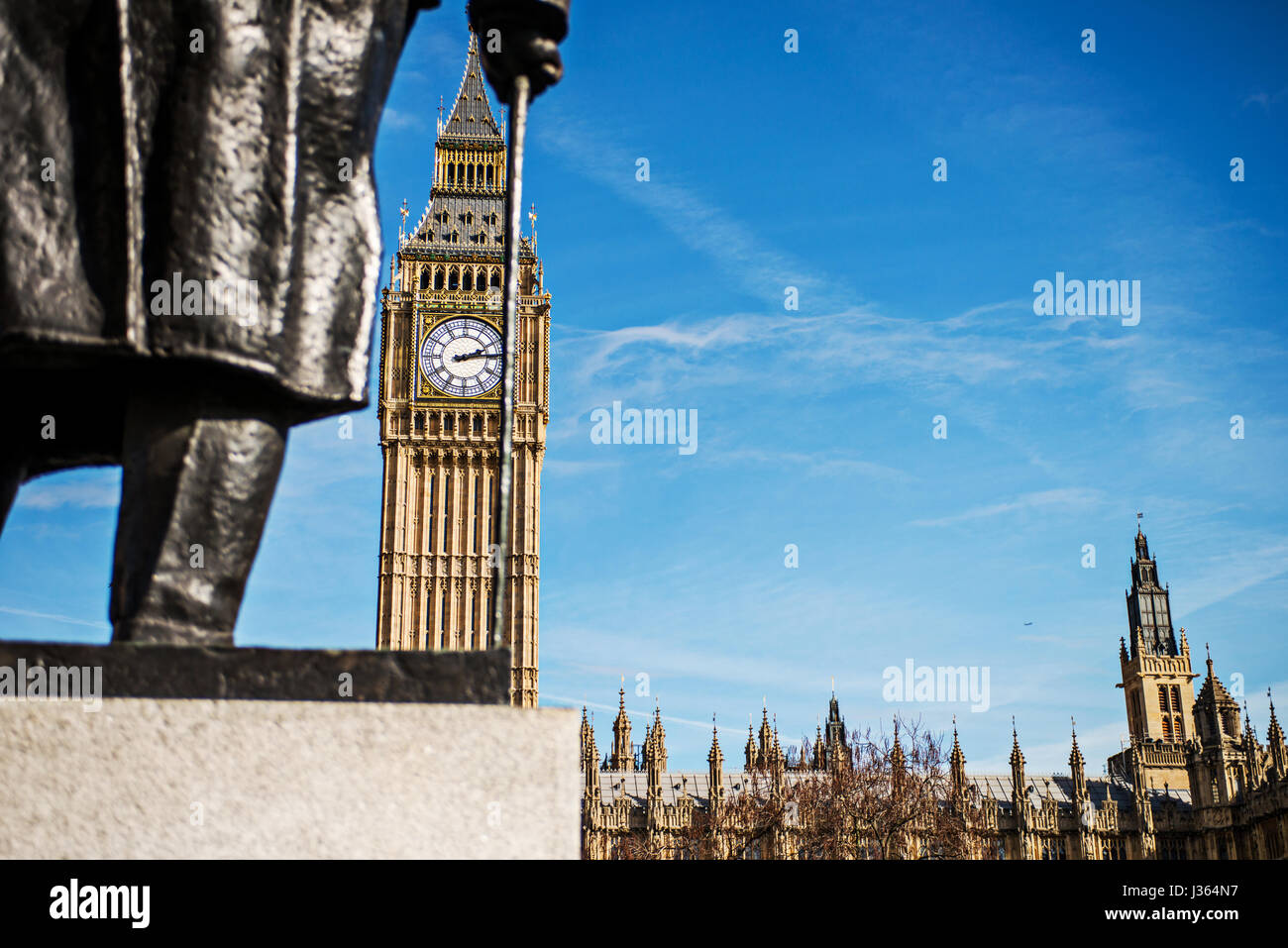 Big Ben, tour Elizabeth prise des jardins de la place du Parlement à côté de la statue de Churchill. Banque D'Images